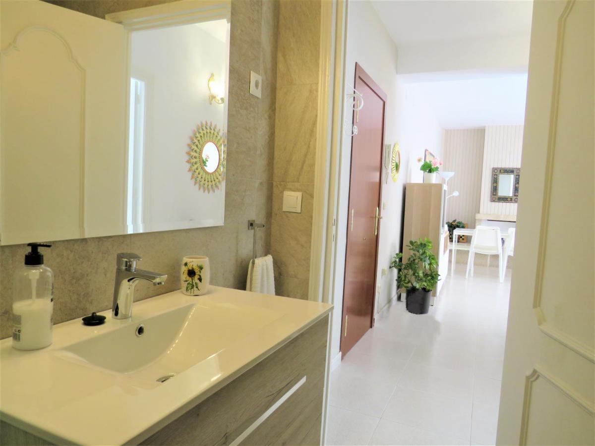 Elizabeth Beach Apartment With Seaviews! Torremolinos Kültér fotó